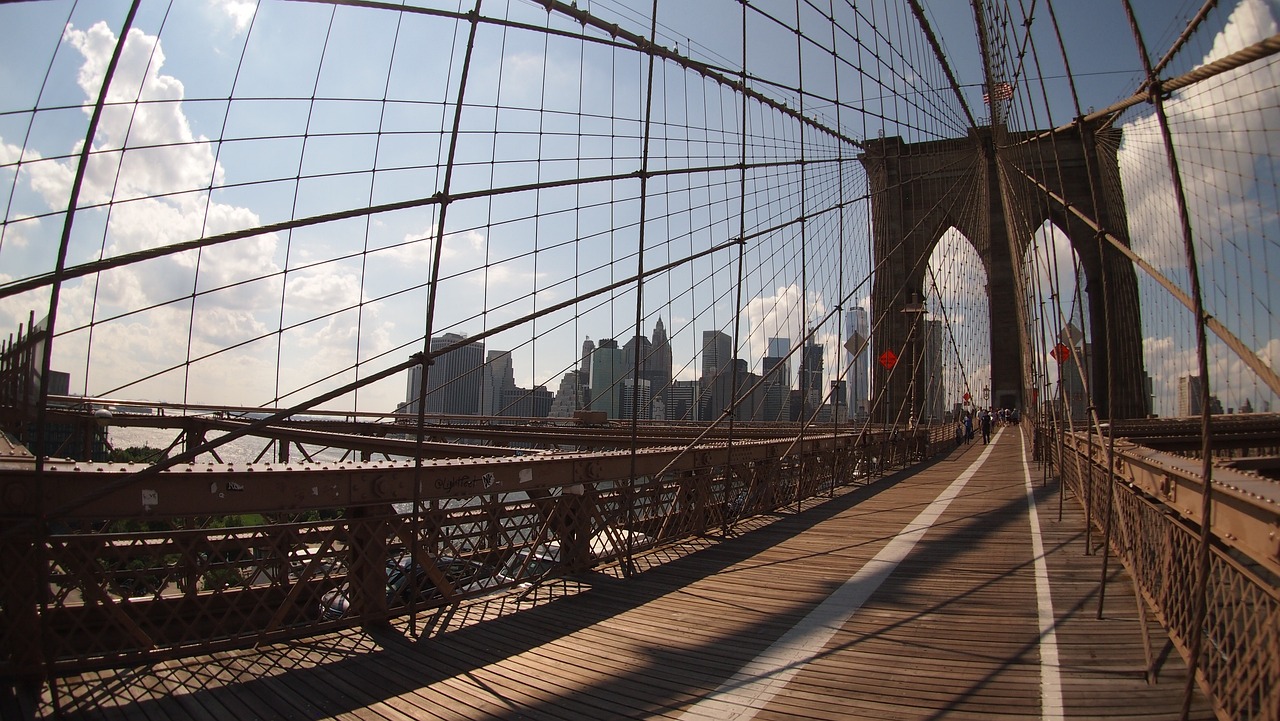 Die Brooklyn Bridge » Ein unvergessliches Wahrzeichen in New York erkunden